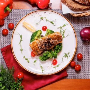Филе судака с грибным соусом и брокколи