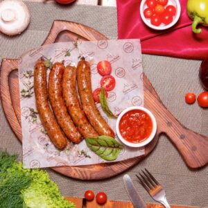 Колбаски из говядины с чесноком и соусом «Аджика»