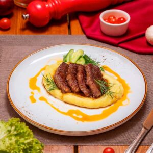 Медальоны из телятины в мясном соусе с картофельным пюре