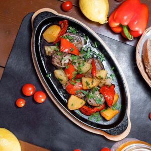 Свиные хрящики с молодым картофелем, луком и болгарским перцем