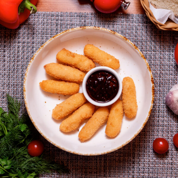 Сырные палочки с ягодным соусом