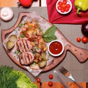 Жареный картофель с копченостями и свиными медальонами